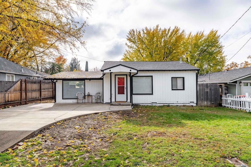 2080 College Way, Medford, OR 97504 - photo 1