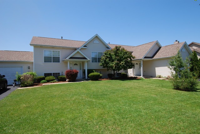 945 Crestville Ct, Gurnee, IL 60031 - photo 1