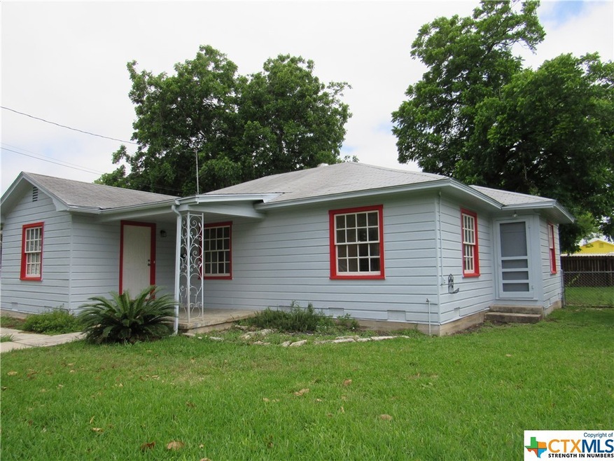 972 & 970 E Weinert, Seguin, TX 78155 - photo 1