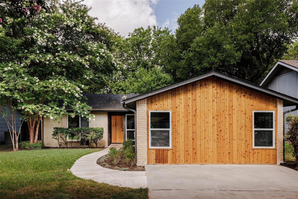 View of front facade featuring a front yard and r