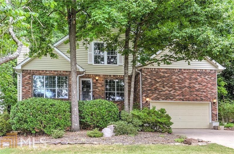 Charming traditional, fabulous location, sits beau