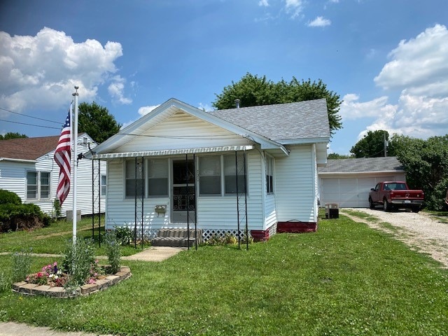 720 S 25th St, Mattoon, IL 61938 - photo 1