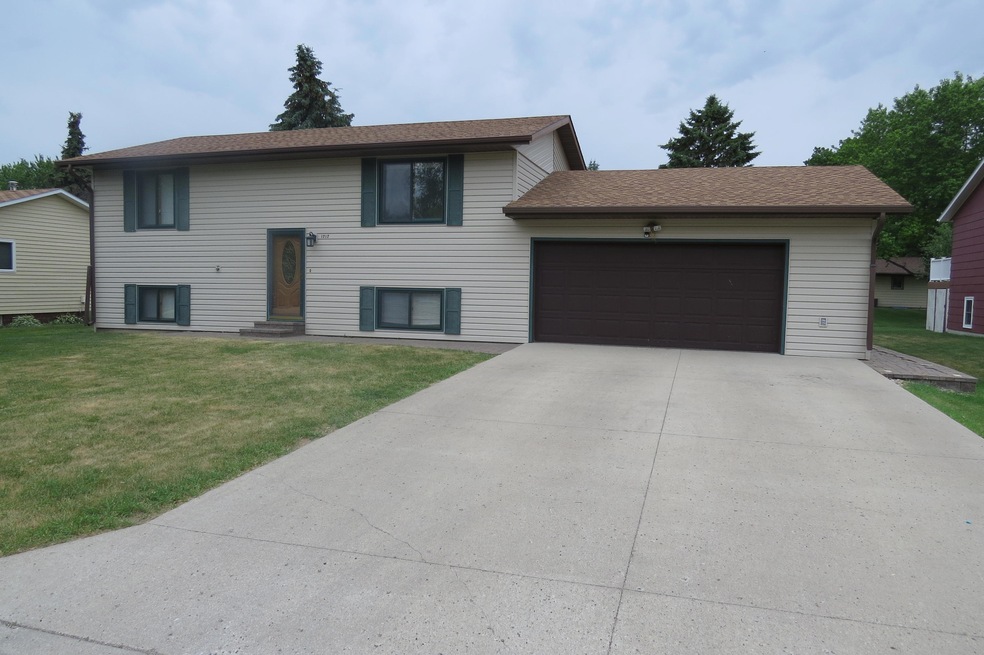 1717 6th Ave NE, Jamestown, ND 58401 - photo 1