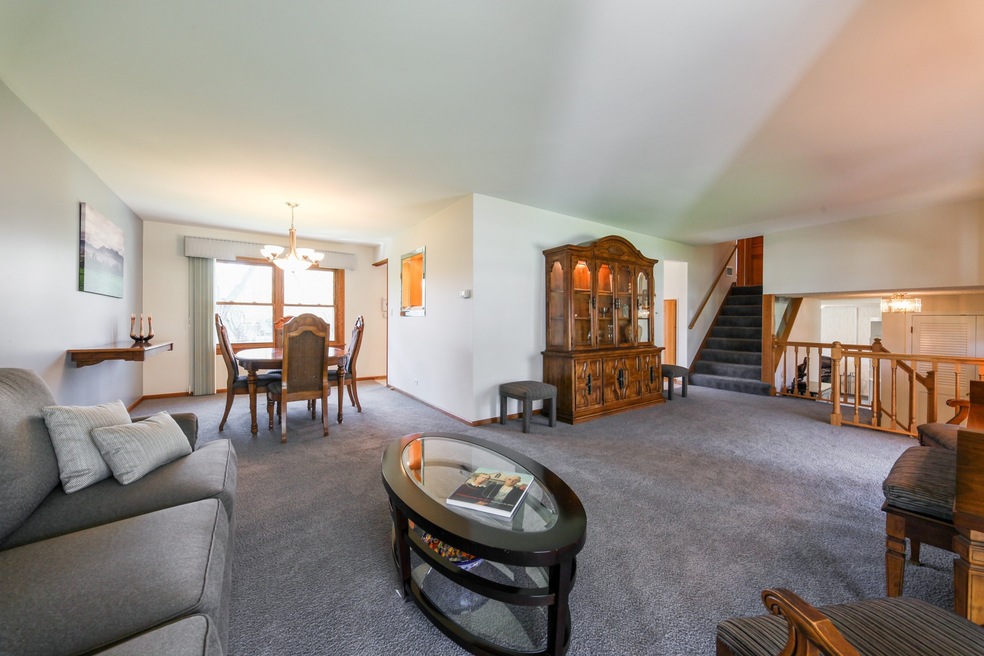 3042 Mary Kay Ln, Glenview, IL 60026 - photo 1