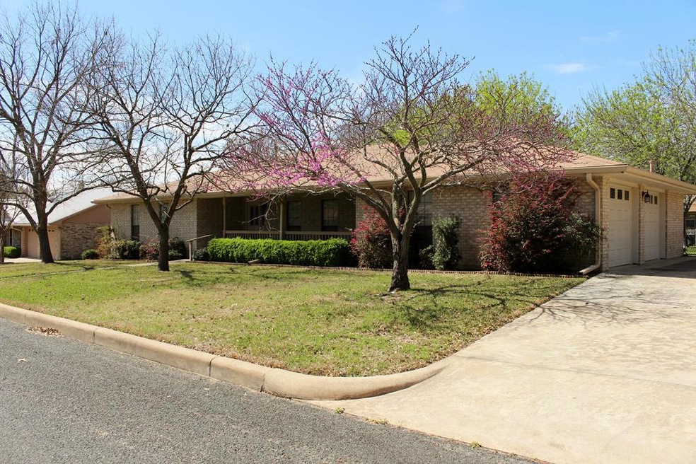 215 W Driftwood Dr, Fredericksburg, TX 78624 - photo 1