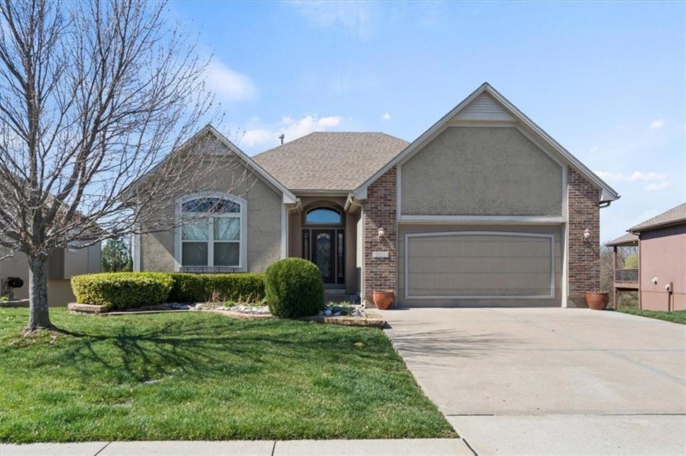 1514 Ventnor Ln, Raymore, MO 64083 - photo 1