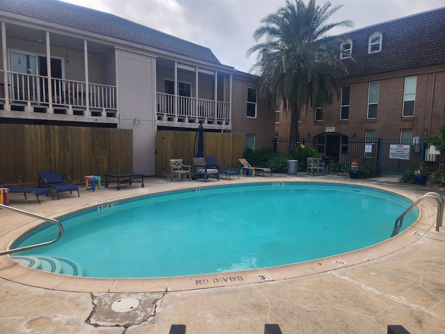 2 bedroom furnished condo a walk away from UTMB an