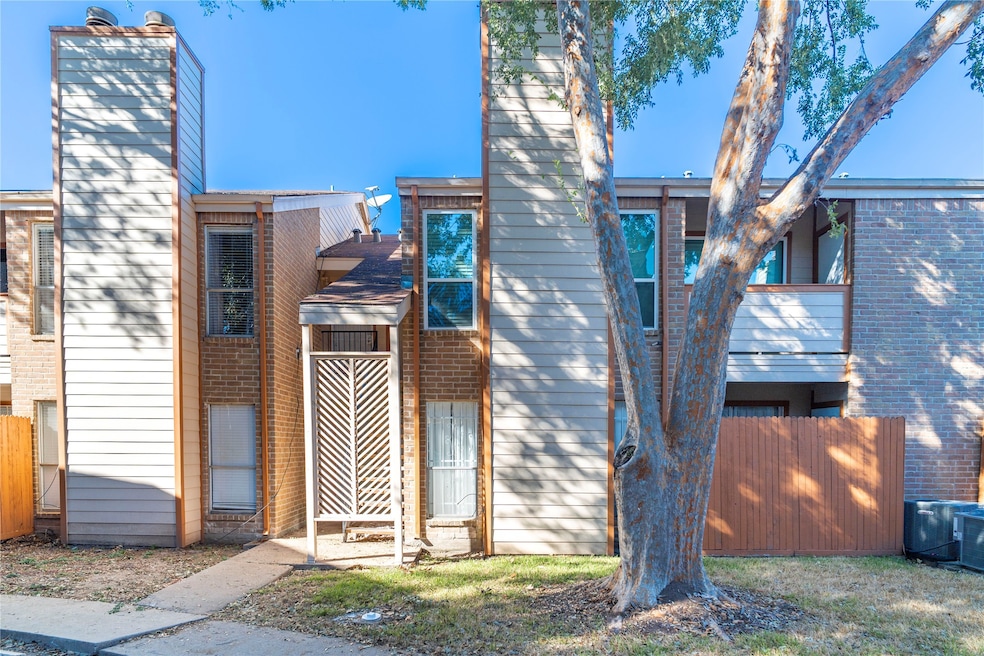 10202 Forum Park Dr unit 211, Houston, TX 77036 - photo 1