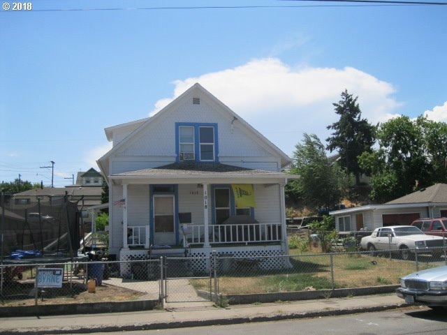 1018 E 9th St, the Dalles, OR 97058 - photo 1