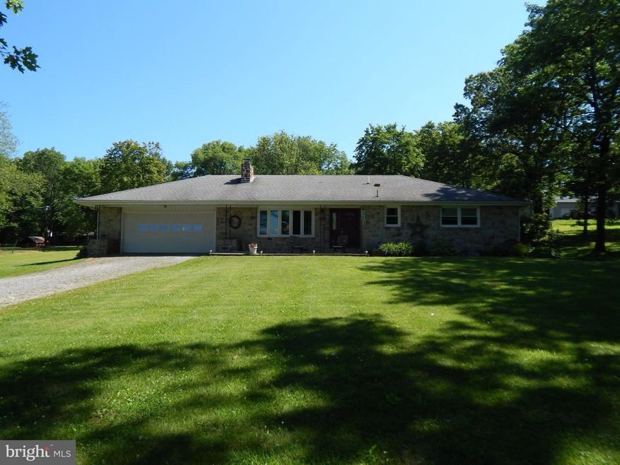 879 Hoffmansville Rd, Bechtelsville, PA 19505 - photo 1