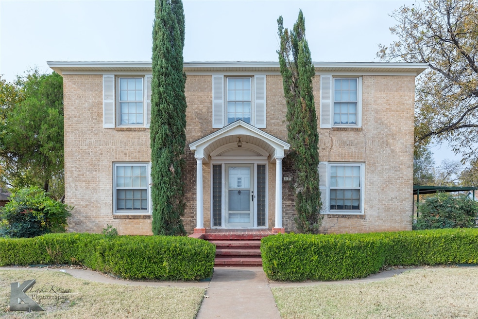 341 N 3rd Ave, Munday, TX 76371 - photo 1