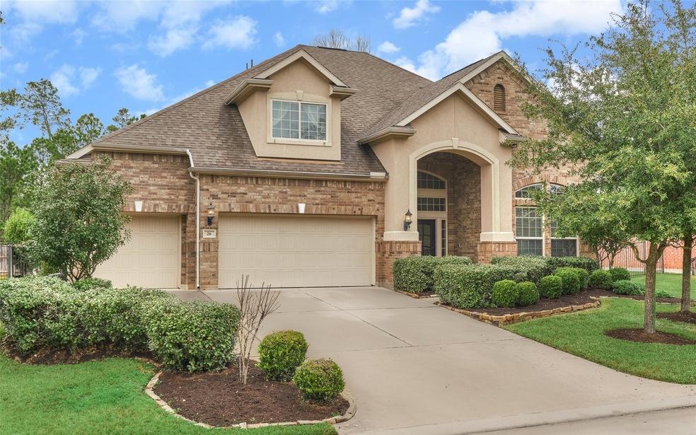 Welcome home to 26 N Arrow Canyon in The Woodlands