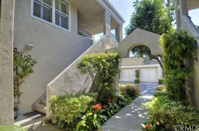 Entry Area offers lush gardens & private entry