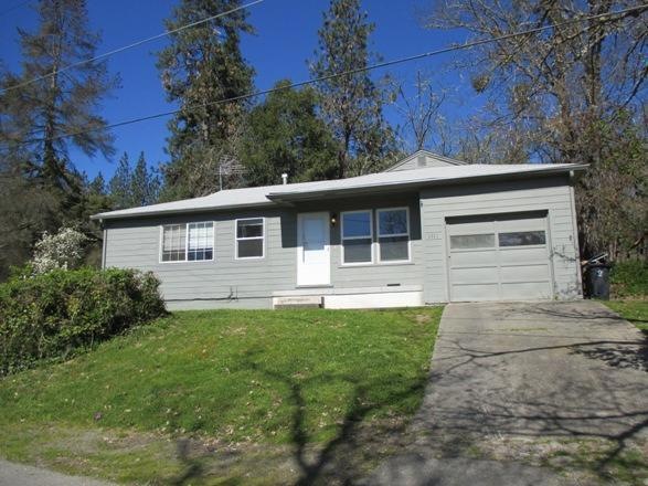 1117 NW Hillside Dr, Grants Pass, OR 97526 - photo 1