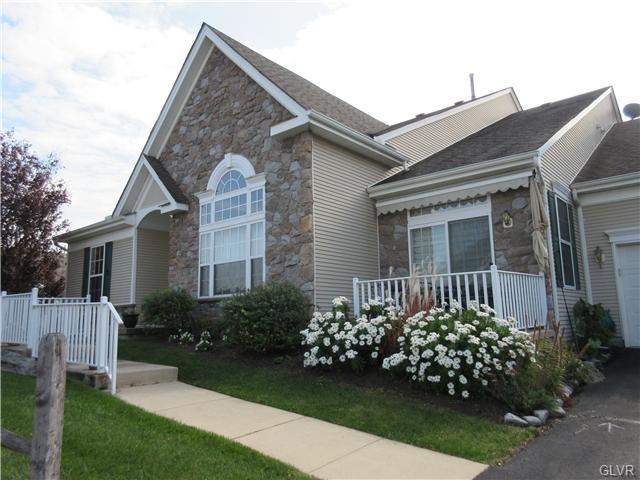 Beautiful home, shows like a model home in mint mo