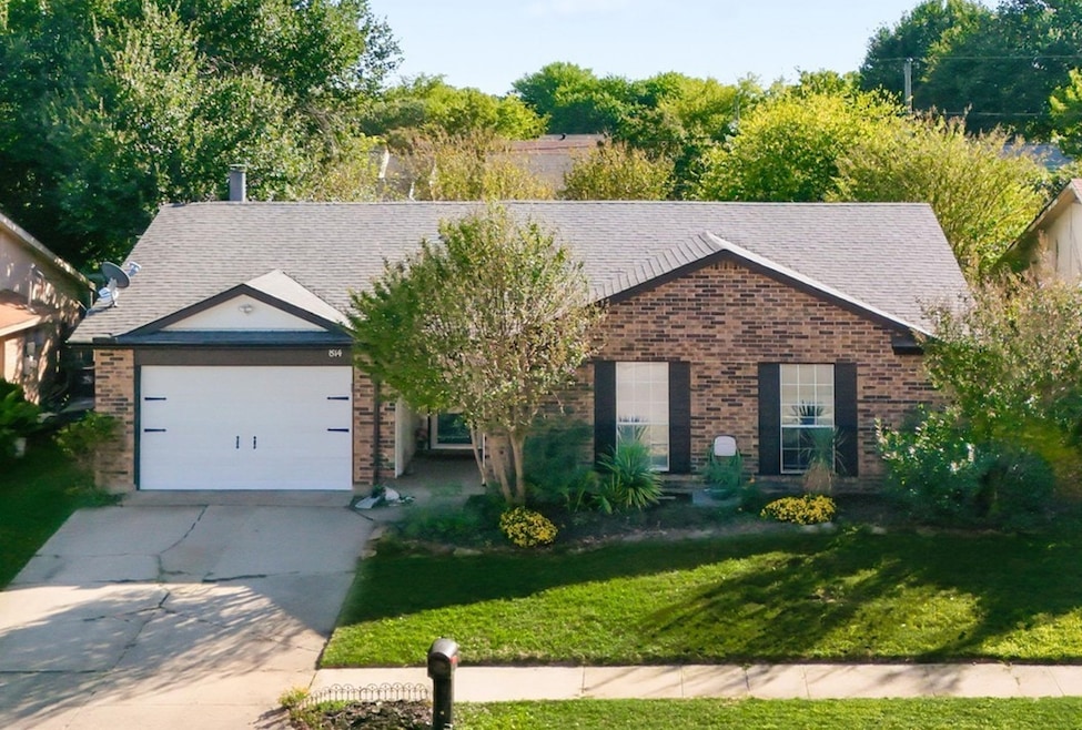814 W Embercrest Dr, Arlington, TX 76017 - photo 1