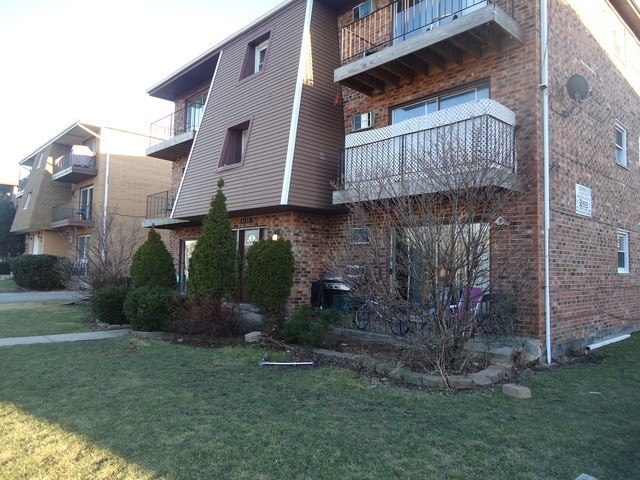 8149 W 83rd Place unit 2, Justice, IL 60458 - photo 1