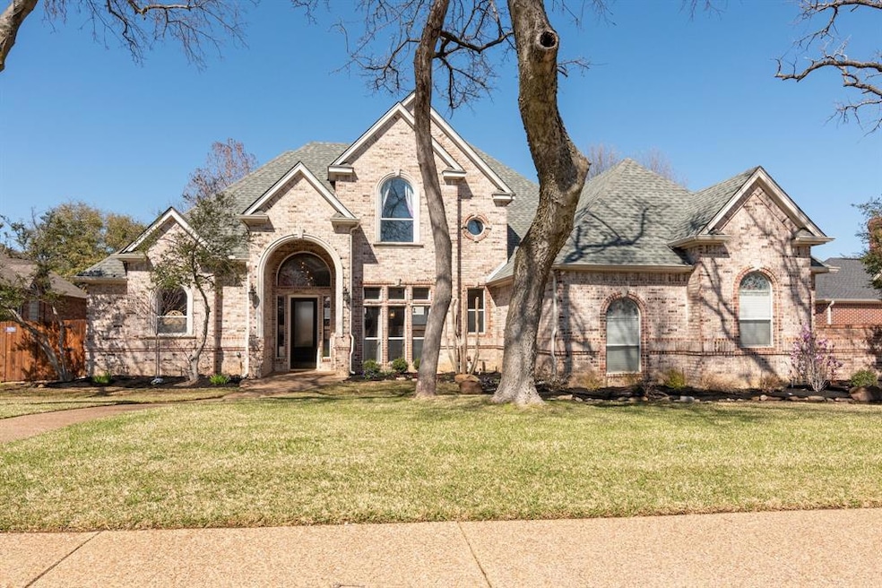 Looking for that perfect Colleyville Executive home? You've arrived! With a gorgeous elevation, this beauty sits on 1/3 of an acre on a lovely cul-de-sac. Welcome Home!
