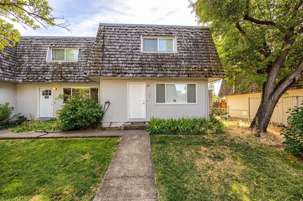 316 W 3rd St, Phoenix, OR 97535 - photo 1