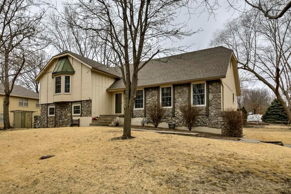 616 NW 19th St, Blue Springs, MO 64015 - photo 1