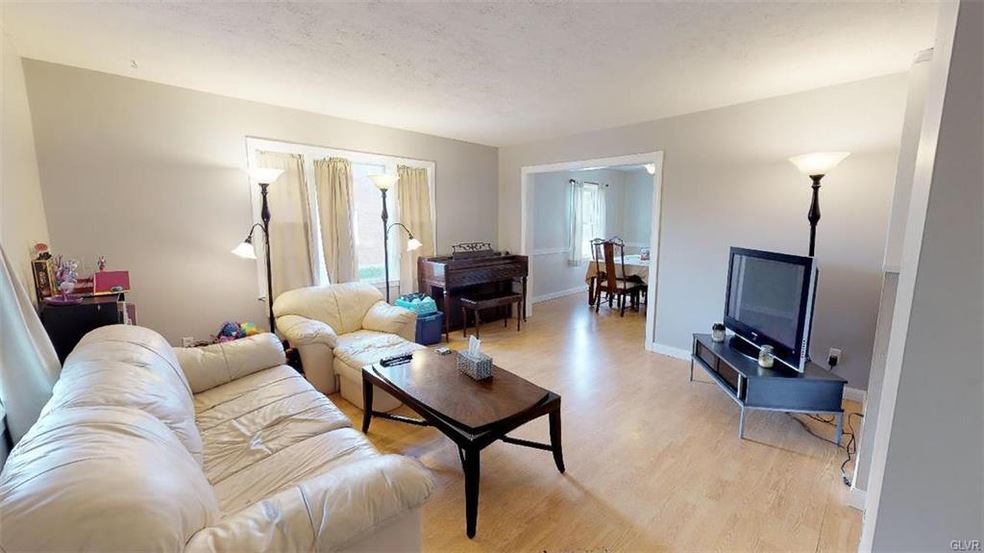 561 W Barner St, Allentown, PA 18103 - photo 1