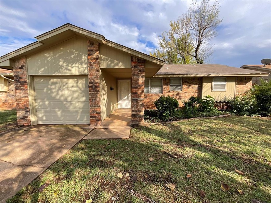 View of front of property featuring a front lawn a