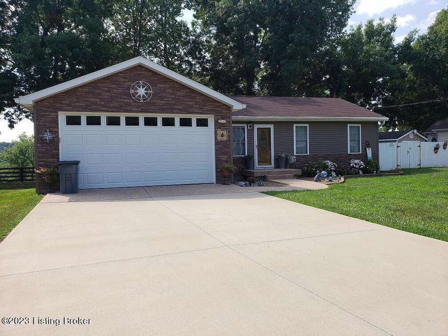 Lovely well kept waterfront ranch