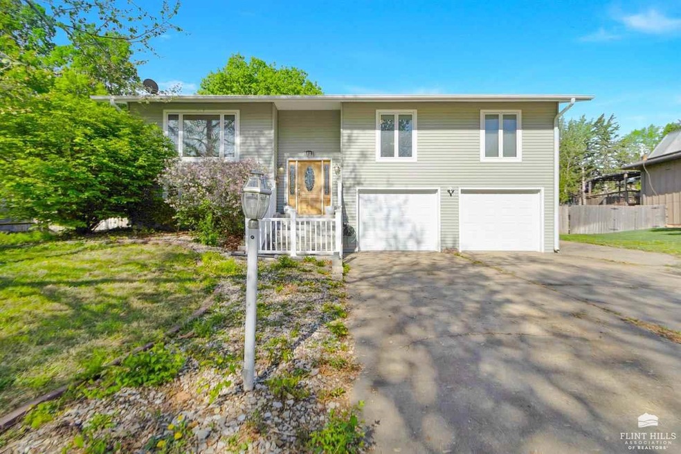 1823 Cedar Crest Dr, Manhattan, KS 66503 - photo 1