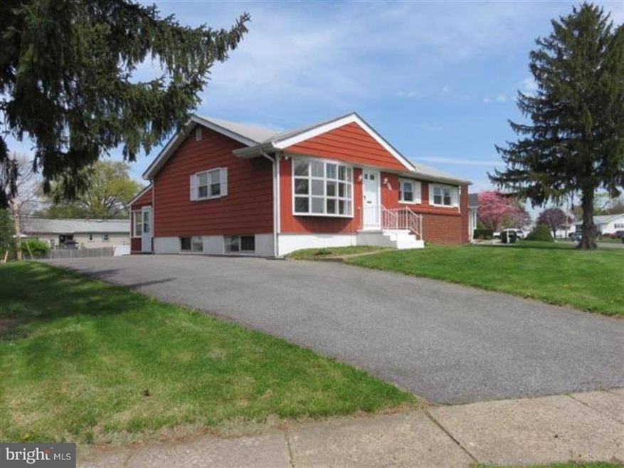 208 Edgewood Ln, Brookhaven, PA 19015 - photo 1