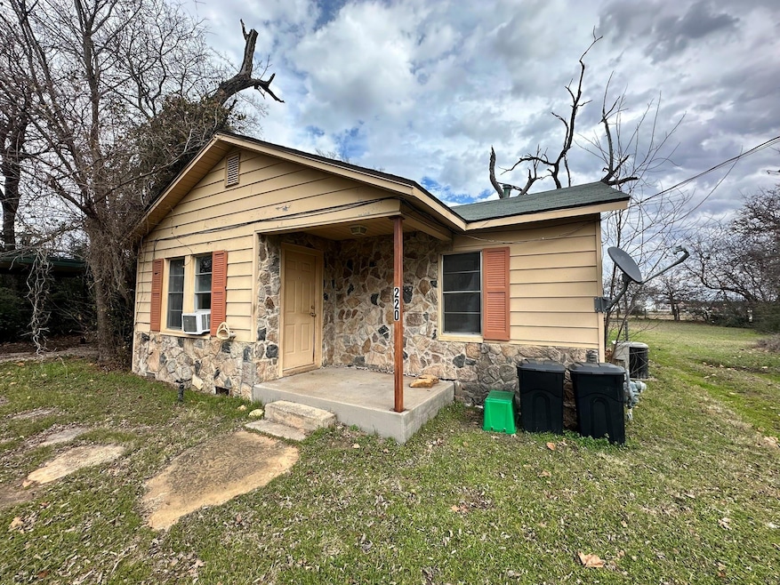 Bungalow with cooling unit and a front lawn