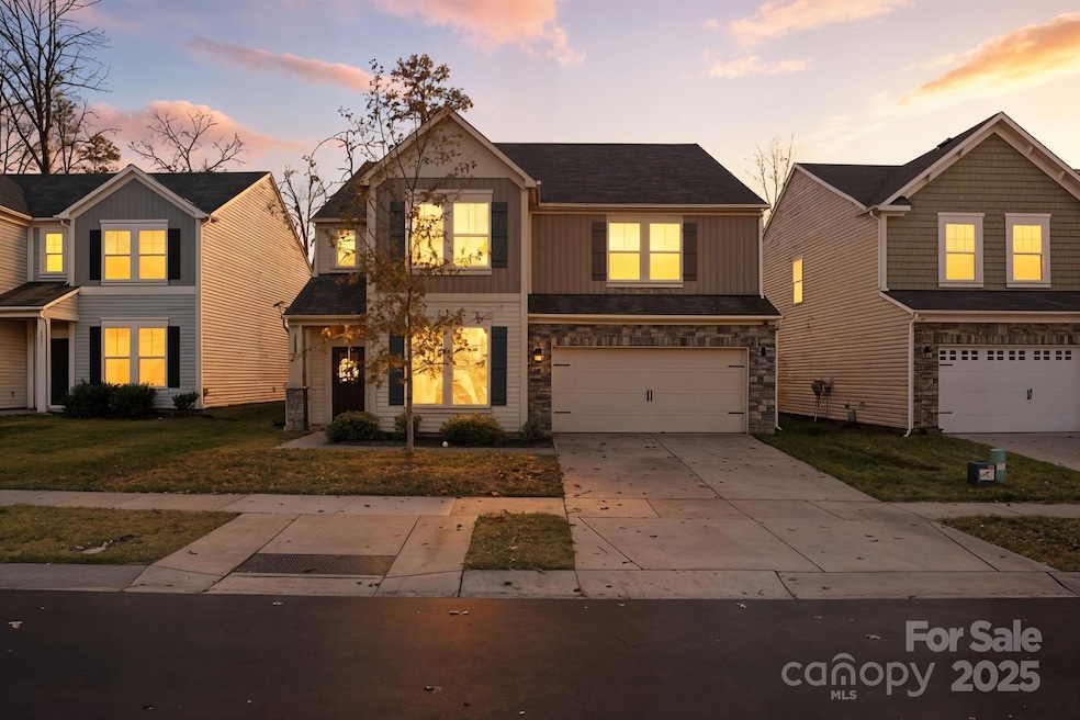 8220 Hudson Forest Dr, Charlotte, NC 28269 - photo 1