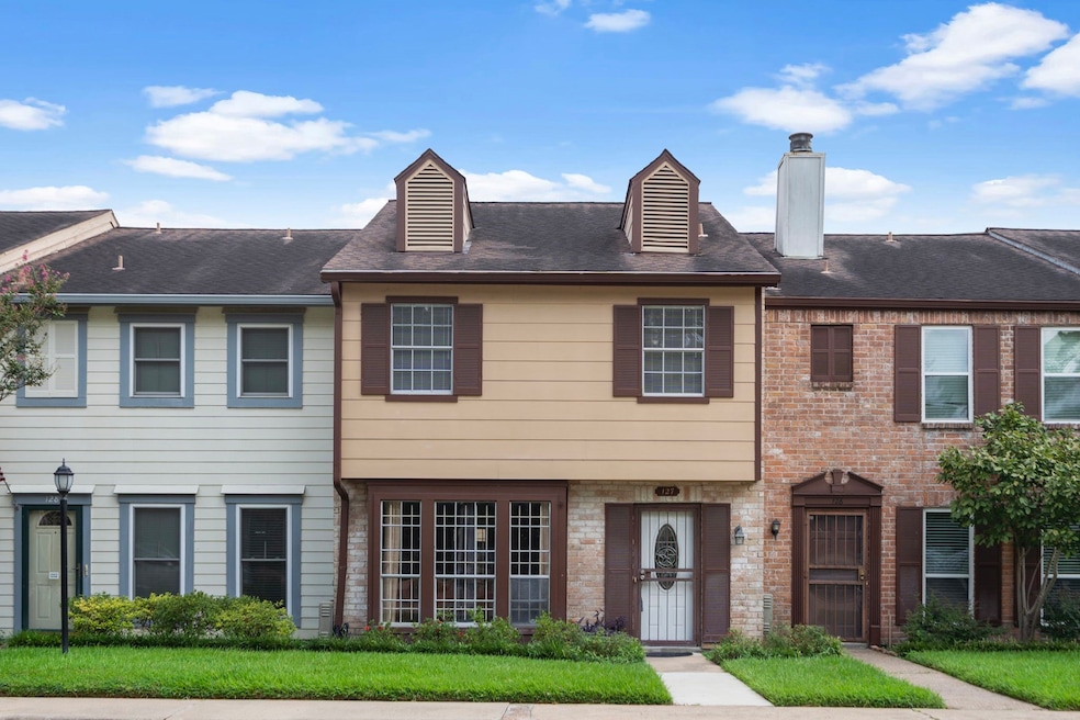 This unit has a great view of the pond and club house in the front!