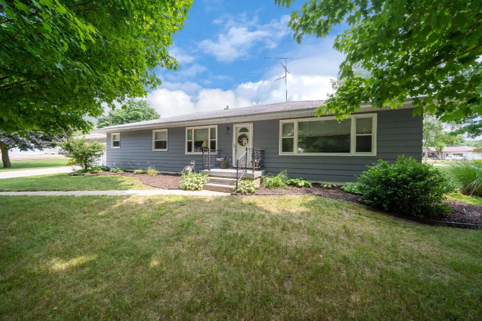 627 S Locust St, Wayland, MI 49348-3