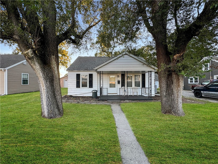 825 N 16th St, Mattoon, IL 61938 - photo 1