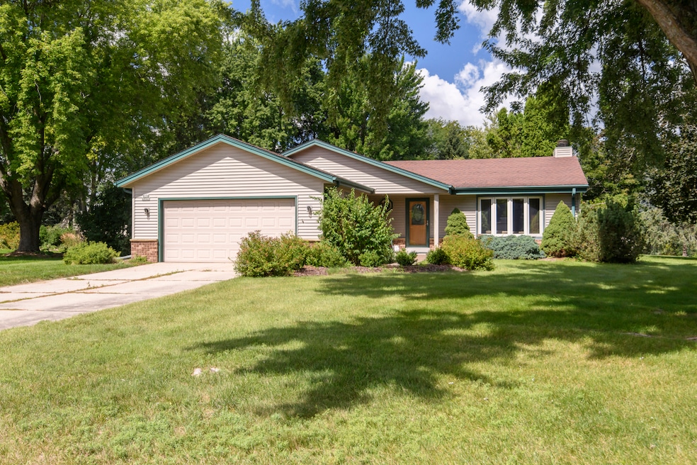 W170N9945 Oriole Ct, Germantown, WI 53022 - photo 1