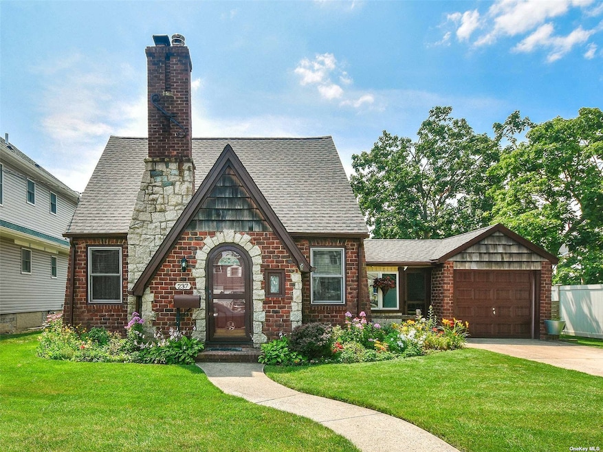 237 Andrews Rd, Mineola, NY 11501 - photo 1