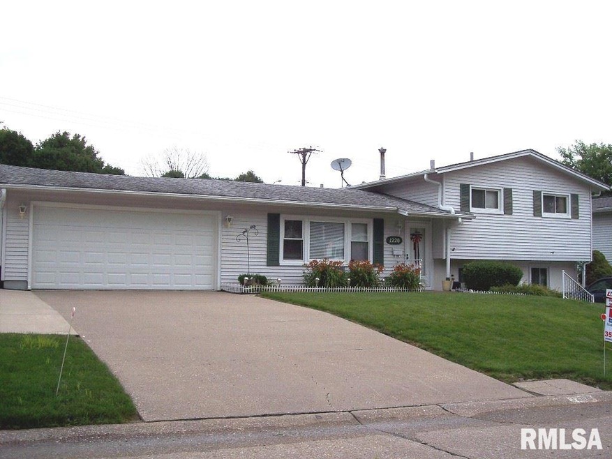 1220 Meadow Lane Dr, Bettendorf, IA 52722 - photo 1