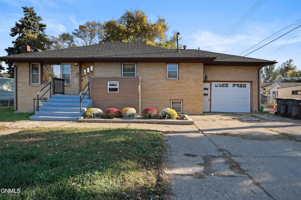 205 3rd St NW, Mandan, ND 58554 - photo 1