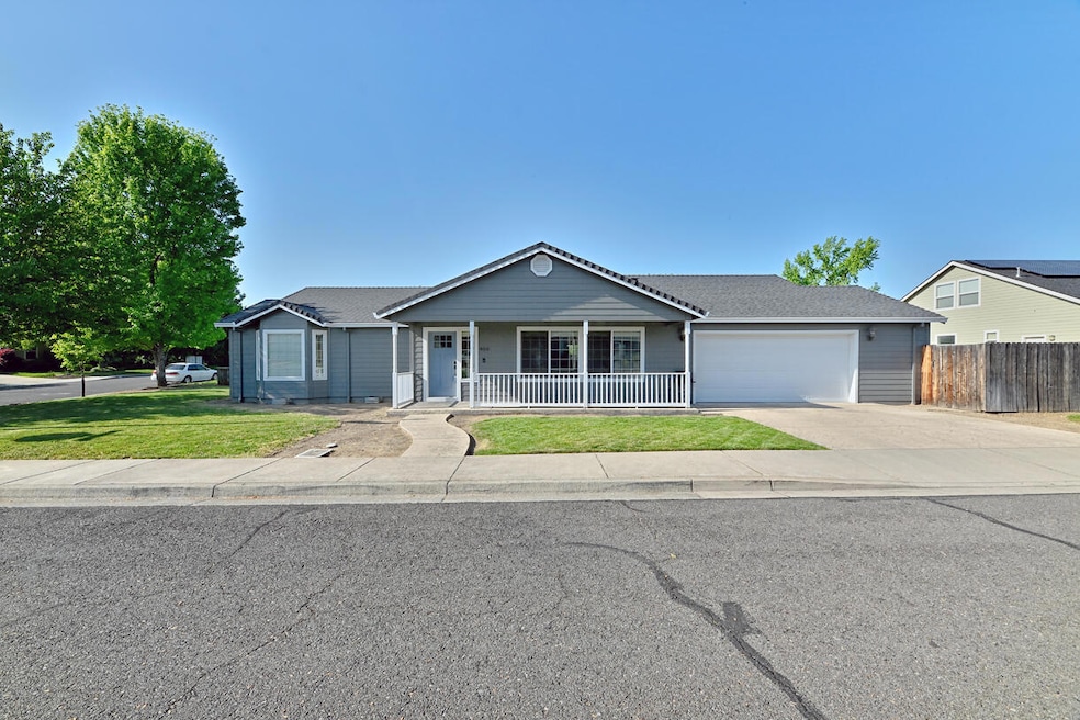 850 Mendolia Way, Central Point, OR 97502 - photo 1