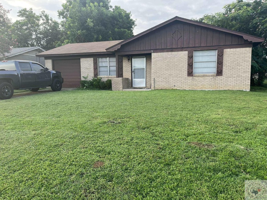 1005 Louise Ln, Wake Village, TX 75501 - photo 1