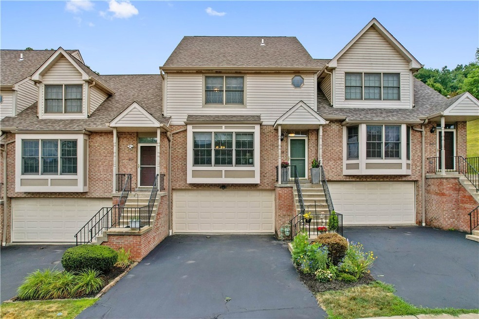 Beautiful condo with brand new roof.