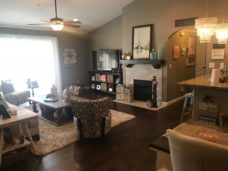 4536 N Thornhill Dr unit 204D, Peoria, IL 61615 - photo 1