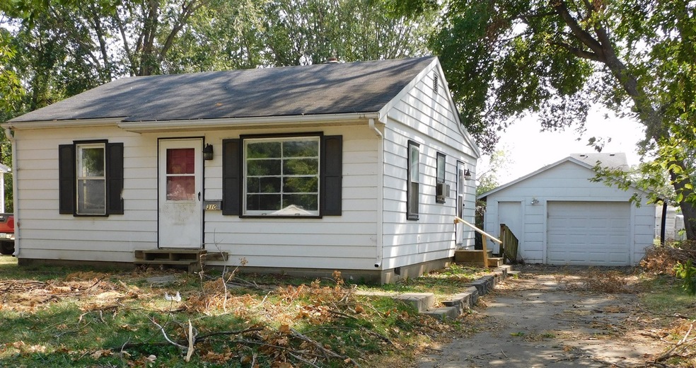 310 E 21st St S, Newton, IA 50208 - photo 1
