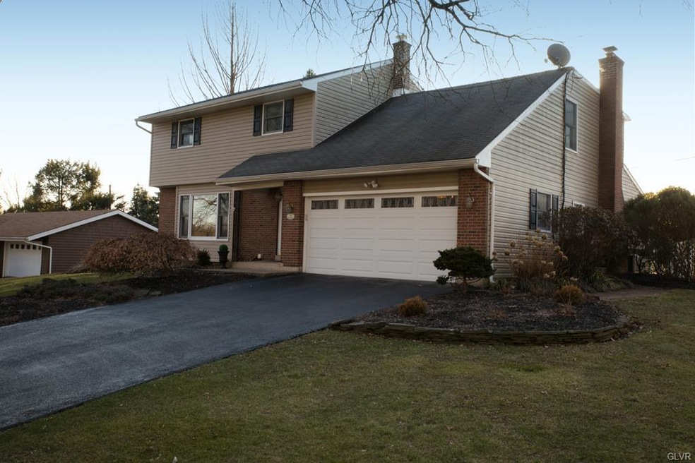 Front of home w 2 car garage