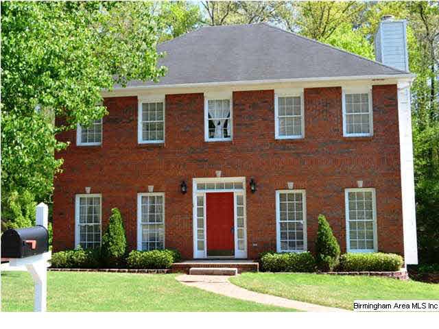 Welcome home to 3382 Brookview Trace in Hoover, fe