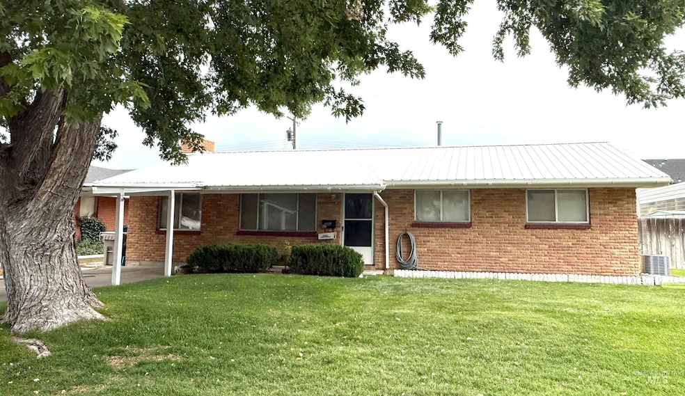 930 E 17th N, Mountain Home, ID 83647 - photo 1