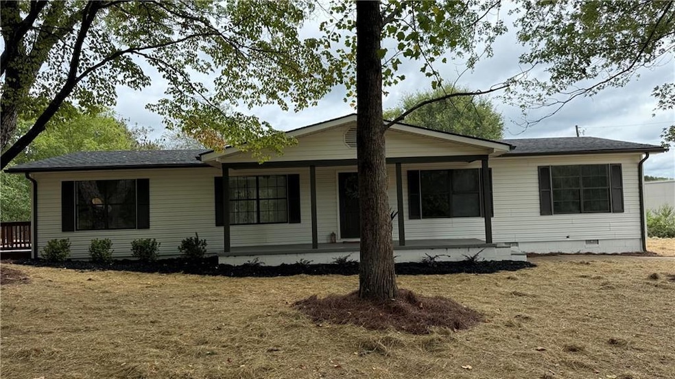 View of front of home featuring a front yard