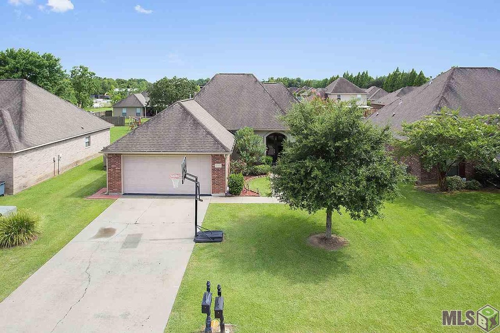 The front and rear yard is well maintained!!