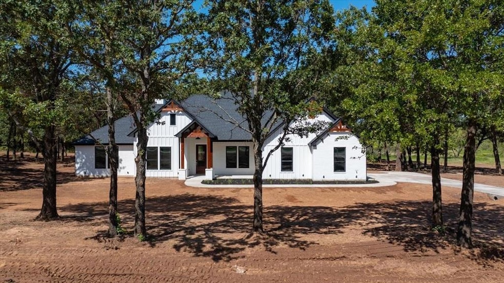 131 Post Oak Ln, Springtown, TX 76082 - photo 1