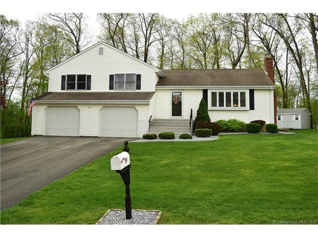 Great curb appeal for this beautiful Split Level h